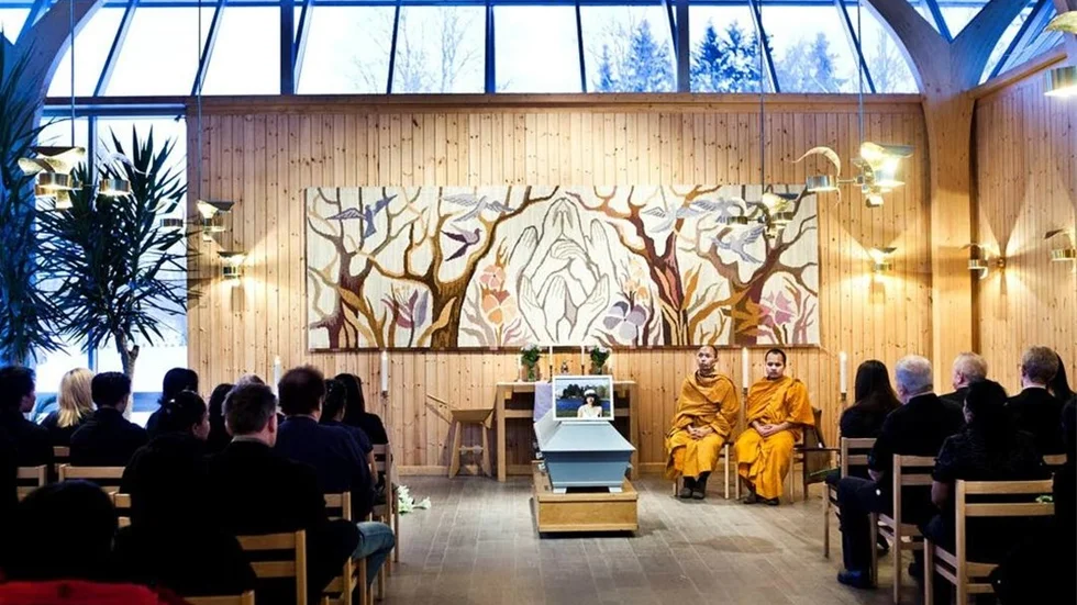 ETT SISTA FARVÄL. I dag begravdes Vatchareeya Bangsuan i Skogskyrkogårdens kapell i Boden. Hon blev 20 år gammal.