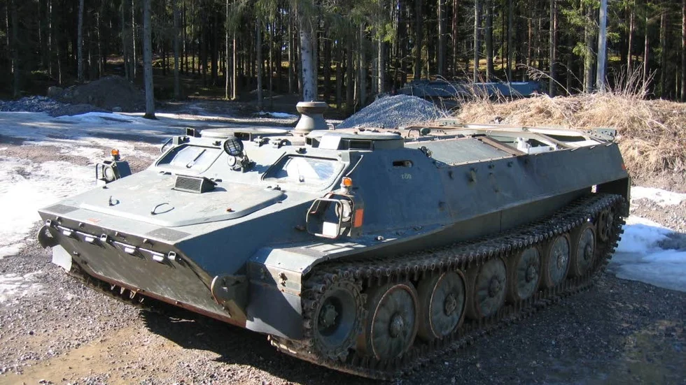 Larvigt? Den som vill har en pansarbandvagn har nu sin chans att lägga vantarna på en riktig pjäs från svenska försvaret.