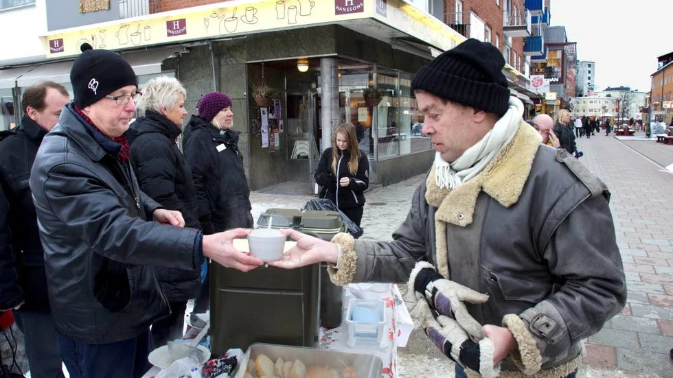 KommunalrådTorbjörn Lidberg (S) står med Ria Oasen i Bodens centrum.
