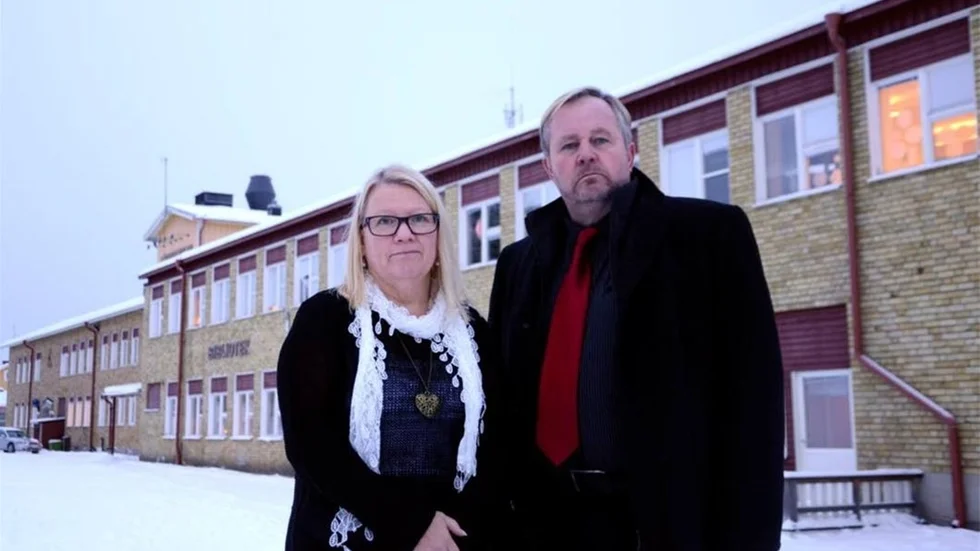 Rektor Inger Hieta, skolchef Leif Rönnbäck och övrig personal förberedde sig under måndagen för att möta eleverna som kommer tillbaka till skolan på tisdag morgon.