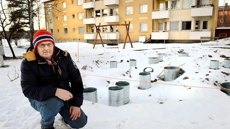 INHÄGNAD MED FLAGGSPEL. Ett snöre med varningsflaggor inhägnar gropen med de vassa rören. Lennart Gottnersson är orolig för att något barn ska falla är skära sig illa på de vassa spirorören.
