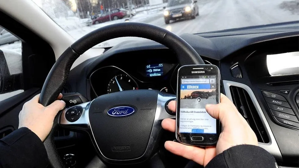 FORTFARANDE TILLÅTET. Även om reglerna för mobilanvändning då man kör bil skärps är det fortfarande tillåtet att använda mobilen då man kör om man gör det på ett trafiksäkert sätt.
