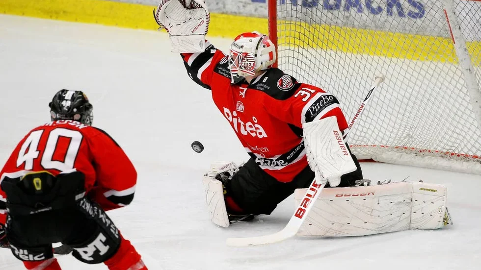 TYCK TILL DIREKT. Nu står det klart hur nästa års hockeyserier ser ut? Vad tycker du om seriesystemet? Kuriren.nu söker i dag dina åsikter om hockeyettan. På bilden plockar Piteås målvakt Linus Styrman den heta pucken. Nu är det din tur att tycka till.