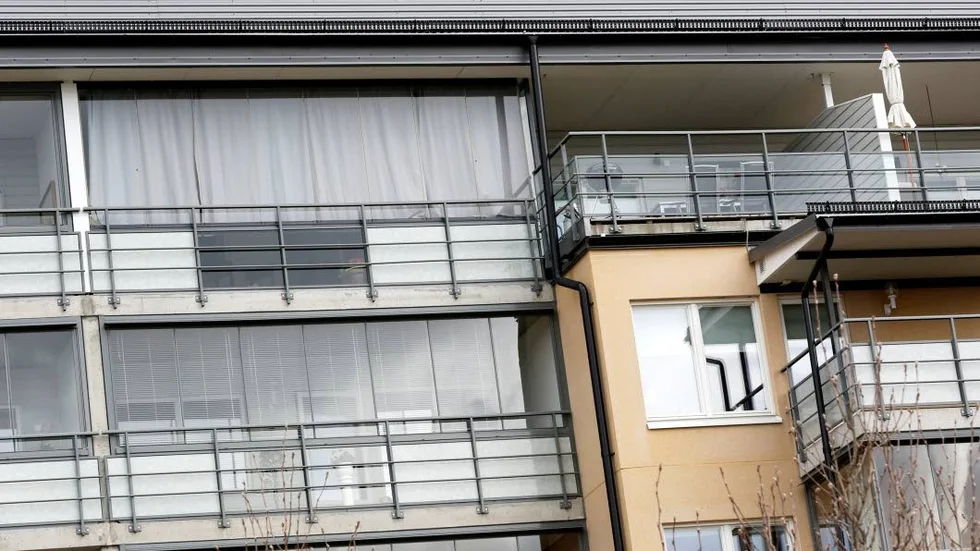 DEN TAR PRISET. Lägenheten ligger på femte våningen, högst upp i huset, och har takterrass samt balkong med utsikt mot vatten.