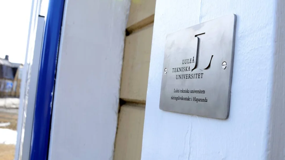 STÄRKT SAMARBETE. En LTU-skylt på tillväxtenhetens byggnad symboliserar samarbetet mellan universitetet och Haparanda kommun.