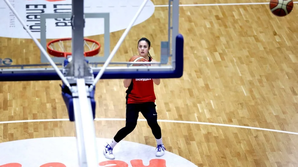 Snackar. Katie Bussey är en ledartyp i dagens Northland Basket. hon gillar att sköta snacket under matcherna, en egenskap som är ack så viktig att ha i ett lag med guldambitioner.