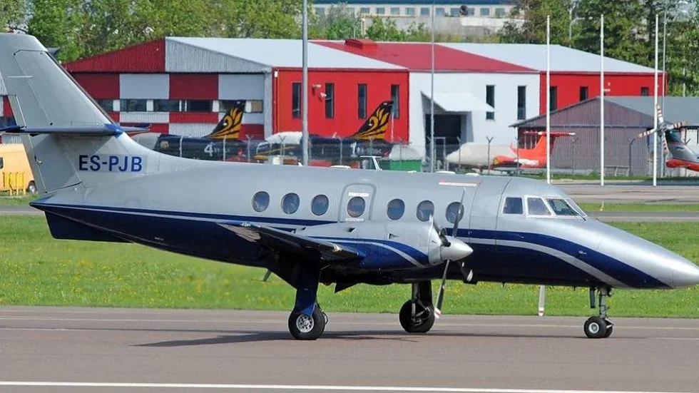 ICKE GODKÄNT. Flygplanet från Estland, av modellen, BAe Jetstream 31, ES-PJB, landade utanför landningsbanan med noshjul och höger huvudhjul på Pajala flygplats den 13 februari 2013.