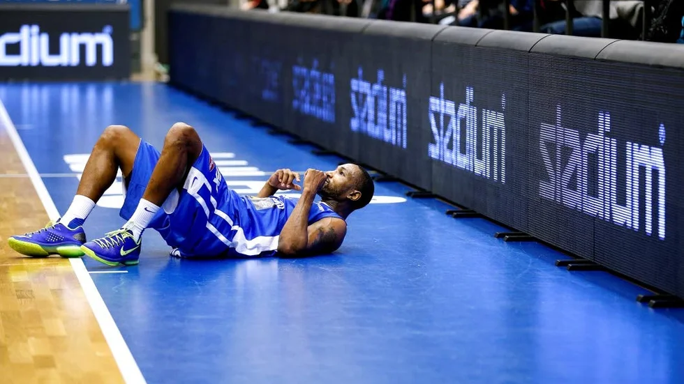 NY SKADA. Keith McLeod sig på nytt när LF Basket spelade mot Uppsala i Malmberget.