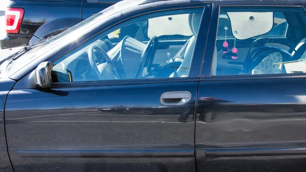 Bilen. De tre månader gamla tvillingarna påträffades i en bil på parkeringen.