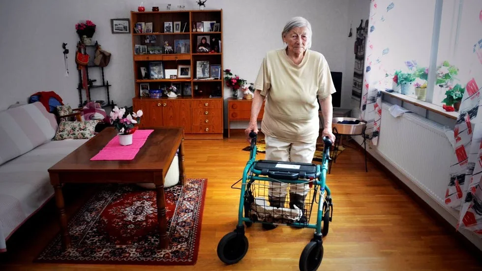"Jag får lov att finna mig i det här tills jag kommer in på äldreboendet", säger Gerda Pavval Omma, 98, sorgset.