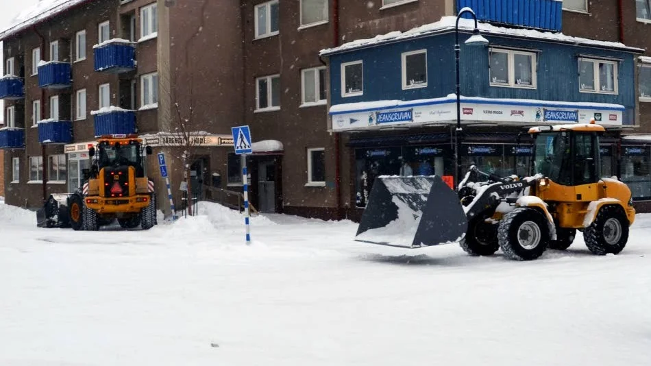 SNÖMASKINSTÄTT. Under fredagen sågs många snöröjningsmaskiner i Gällivare.