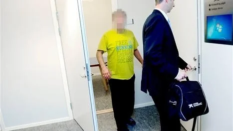 INFÖR RÄTTA. 44-åringen promenerar in till förhandlingen tillsammans med advokat Magnus Ericsson som försvarade honom.