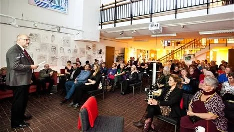INVIGNINGSTALADE. Landshövding Sven-Erik Österberg, talade då jubileumsveckan vid Konstskolan i Sunderbyn invigdes.