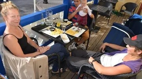 FÖRSENADE. Emilia Tiala, Peter Alex och dottern Lydia samt Josefin Westman fick sin resa försenad med flera timmar.
