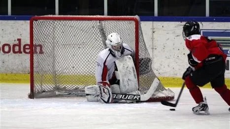 BURVÄKTARE. Mycket hängde på de bägge lagens storspelande målvakter i finalmatchen. Till sist var det Övertorneås Adrian Lauri som fick se två puckar passera förbi mållinjen.