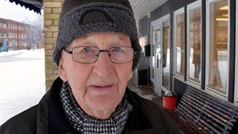 OVÄNTAT. Bertil Wikfjäll, Malmberget, väntade förgäves efter bussen i måndags. Att bussarna inte går gör att det känns som om man bor i en ödebygd.