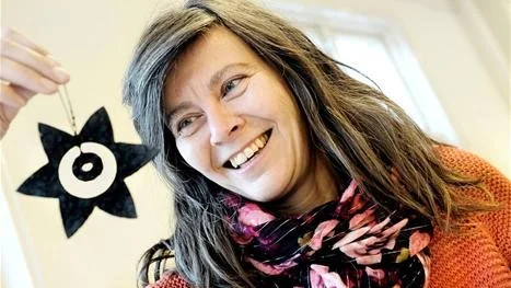 STELLA. Pia Schmaltz är konsthantverkare och visar förutom koppar och kannor upp dessa stjärnor med titeln "Stella".