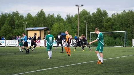 JUBEL. Bodens Niklas Wiggefors har precis fixat 1-1-målet på övertid. Han firar med lagkamraterna samtidigt som Assispelarna deppar.