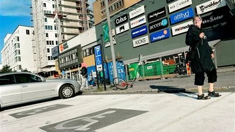 LÄCKERT. Iréne Rönnbäck, Luleå, gillade Arvid Häggs färgsättning av parkeringsplatsen på Trekanten.