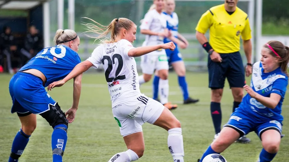 Anfallaren. Klara Grahn under en cupmatch mot Alvik förra sommaren. 19-åringen gjorde fem mål mot Storfors i helgen.