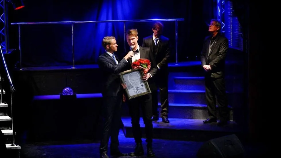 SPELARNAS VAL. Kurirens sportchef Magnus Tosser delade ut priset Spelarnas val till Piteå IF:s mittback William Olausson.