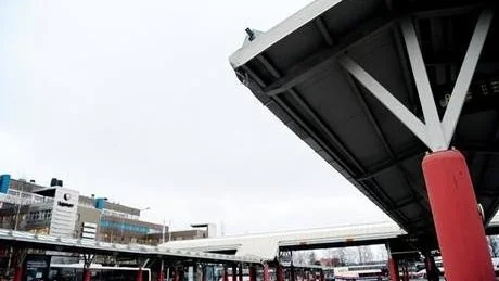 INGEN FLYGBUSS. Busstationen på Loet ingår inte längre i flygbussarnas rutt vilket försämrar servicen för resenärer som kommer med tåg eller länsbussar.
 FOTO: LINDA WIKSTRÖM