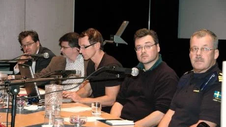 UTSATTA. Patrik Persson och Martin Rydgren, Fiskeriverket, Stefan Stridsman Fiskeriverket Luleå, Dan Blomqvist, länsstyrelsen samt Bertil Mustonen, Kustbevakningen fanns på plats i Kalix.  Foto: Britt-Louise Spets