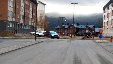 EFTERLÄNGTAD FÖRNYELSE. Ombyggnaden av Malmbergsvägen i Gällivare är snart klar. Drygt 4,5 miljoner har det kostat och både bilisterna, kollektivttrafiken, fotgängarna och estetiken ska få sitt.