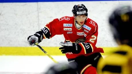 pÅ UPPGÅNG. Anders Grönlund gjorde mål mot Mora och drog på sig ett matchstraff mot Leksand.