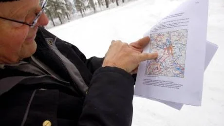 planerat område. Bernt Lundström pekar på det område som försvaret har planer på.