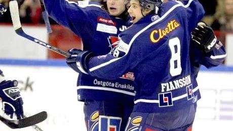 TILLBAKA. Tomas Surovy (till vänster) och Johan Fransson (till höger) möter sina forna lagkamrater. Foto: SCANPIX