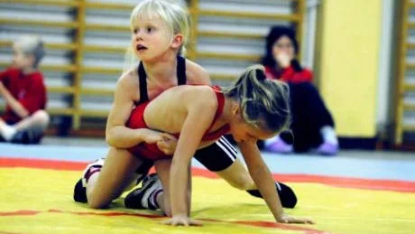 KOPPLADE GREPPET. Råneå Brottarklubb Lina Suup i blåa trikåer i matchen mot BK Snars Nova Bergman. Suup vann Kurirenspelen i sin viktklass.