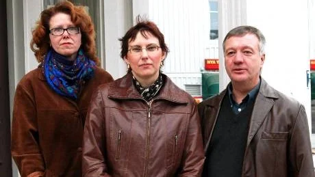 FLER FLYKTINGAR. Socialnämndens ordförande Agnetha Eriksson, kommunalrådet Helena Stenberg och Stig Rönnbäck, ordförande i nämnden för arbetsmarknad och vuxenutbildning tycker alla att det är läge att ta emot fller flyktingar nu och vill dessutom inrätta ett så kallat KFR, ett kommunalt förebyggande råd där lekmän och politiker kan diskutera frågor som rör alkohol, droger och ungdomar bland annat.