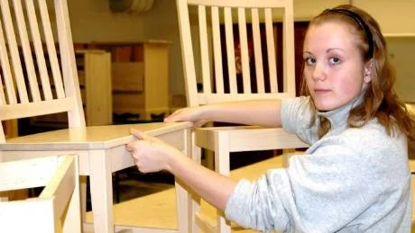 VARDAG. Utöver tävlingen finns också en vardag. Nu handlar det om köksstolar för Pernilla Strömbäck.  Foto: Britt-Louise Spets