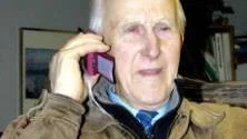 VÄRLDS- OCH RIKSKÄND. SPF-ordföranden Per Erik Henriksson i Gällivare har fått ägna stora delar av tisdagen och onsdagen åt att prata i telefon. Människor från hela landet ringer och uttrycker sin uppskattning för hans protest mot det generella legitimationstvånget på ICA Supermarket i Gällivare.