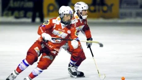NATTSVART. Fredrik "Skuggan" Vikström och Tommy Österberg (bakom) kunde efter söndagens möte med Örebro (4-7) bara konstatera att laget fortfarande är utan seger i kvalet till elitserien.