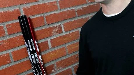 ANSVARIG. Roger Rönnberg håller sig själv och Roger Kyrö ansvariga för de sportsliga resultaten. Nu är det ännu en het och spännande match som står på tur. En av detaljerna som man slipat är naturligtvis power play som inte riktigt fungerat.Foto: ANDREAS WÄLITALO