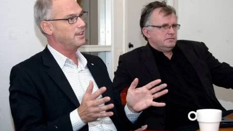 RÄDDA SÅGJOBB. Lars Stehn, LTU och Bengt-Olov Innala, vice kommunalråd i Haparanda, tror att träförädling kan rädda jobben kvar på Seskarö.