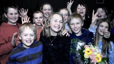 SEGRARE. Måttsundsskolan 5 Blå vann länsfinalen av Vi i femman. Malin Englund och Anton Ryman i mitten, omgivna av sina glada klasskamrater siktar nu på att vinna hela tävlingen.Foto: Ida Axelsson