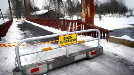 Traktor har våldfört sig på gångbroi Råneå.
Foto: Andreas Wälitalo