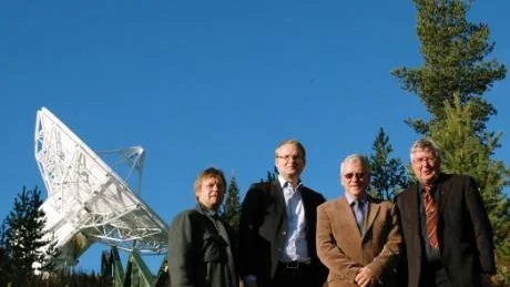HOTAD SATELLITSTATION.  Anders Pääjärvi, ESA Station Manager, riksdagsledamot Tobias Krantz (fp), driftchef Christer Kyllergård och kommunpolitiker Hans Swedell (m) kämpar för Salmijärvistationens överlevnad.