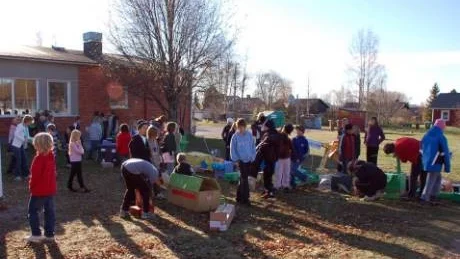 TEKNIKEN BLOMSTRADE. Här ställs elevernas tekniska verk ut på skolgården i Svartbjörnsbyn. Aktiviteten var myllrande.
