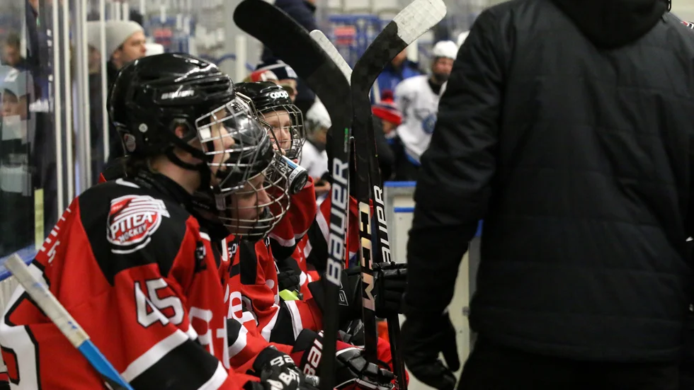 Killar och tjejer som spelar hockey i Piteå och Munksund får kämpa i uppförsbacke. De tränar generellt mindre än barn och ungdomar i andra närliggande  kommuner. (Arkivbild)