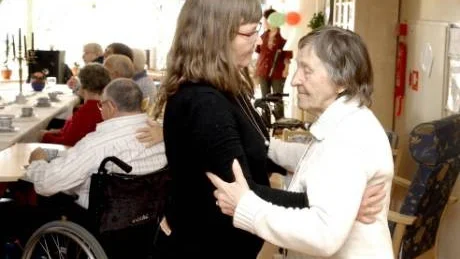 SVÄNGOM. Hjördis Norberg älskar att dansa, så när det dukats till fest och trubaduren var på plats passade hon på att ta en svängom tillsammans med sin dotter Katarina Granström.
