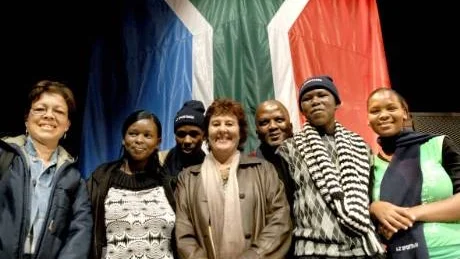 VÄLKOMNA! Eleverna på Estetiska programmet i Luleås gymnasieskola hade äran att välkomna sina samarbetspartner från Sydafrika. Här några ur gruppen som består av Chulaine Aficka, Nontobeko Nomnganga, Ayanda Mpengesie, Simbongile Ntsabo,Ntombizodidi Ngwenya, Ronell Arendse, Suzette Franck, Themisele Fualani,Nozuko Zide och Neliwsa Tibini.