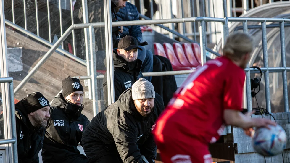 Tomas Eriksson (längst bak) är tränare i PIF och kände lättnad när nya kontraktet definitivt spikades. Laget har 38 poäng, en mer än ifjol, med två omgångar kvar.  