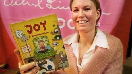 VINNARE. En anonym berättartävling avgjorde vem som skulle få årets Astrid Lindgren-pris. Författaren Helena Östlunds Joy och önskeburken föll juryn i smaken. Foto: Jonas Ekströmer