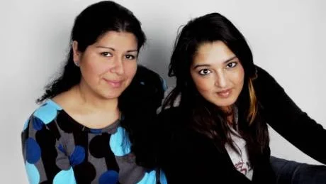 SYSTRAR. Anna och Nadira är adopterades från Chile respektive Indien och har vuxit upp med sin mamma på Gültzaüudden i Luleå. "Mamma har alltid Berättat för oss hur det har varit. Hon har alltid haft alla papper tillgängliga och låtit oss veta att hon stöttar oss om vi vill ta reda på mer", säger Anna.