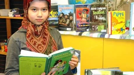 SKRIVARE. Haniyeh Bhmani från Iran tycker om att skriva och har kommit en bra bit på väg i svenskan.  Foto: Britt-Louise Spets