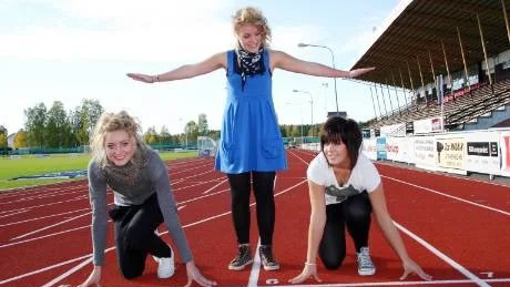 STARTSKOTT FÖR HÄLSOPROJEKT. Gymnasieelverna Magdalena Nilsson, Julia Hanson och Karin Lindberg Jansson tror att det nya hälsoprojektet kommer bli jättebra. Eleverna får bland annat tillgång till Hildursborg och dessutom planeras en rad friluftsaktiviteter.